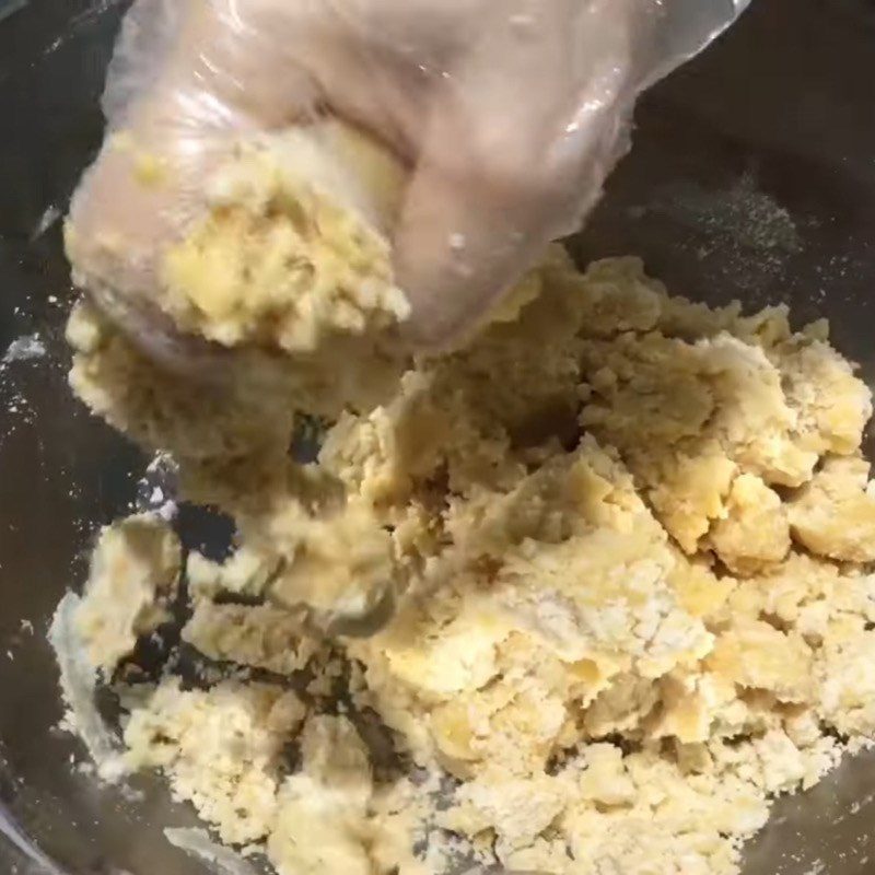 Step 2 Mixing the dough Grilled coconut filling cake in a non-stick pan