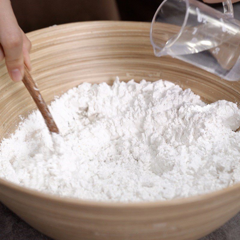 Step 2 Mixing the dough for colorful water-based cake