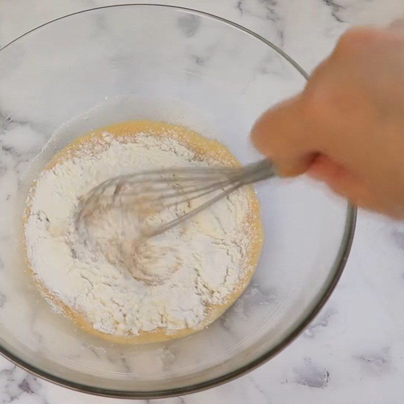 Step 2 Mix the cake batter for milk tea cake with black sugar pearls using an air fryer