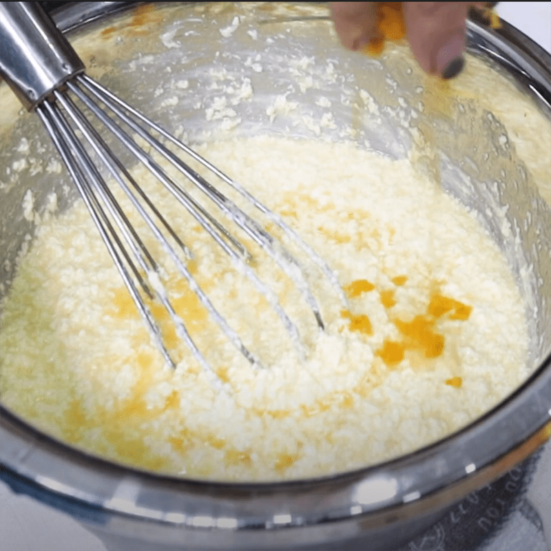 Step 3 Mix the cake batter for the orange yogurt oatmeal sponge cake