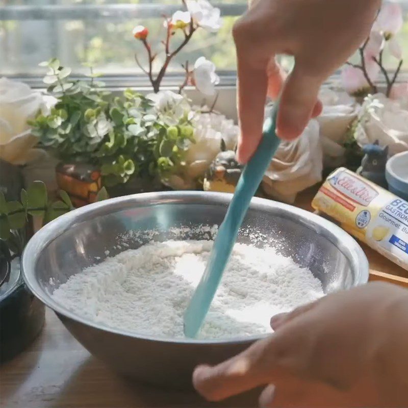 Step 1 Mixing the dough for Papparoti Bread using a steamer