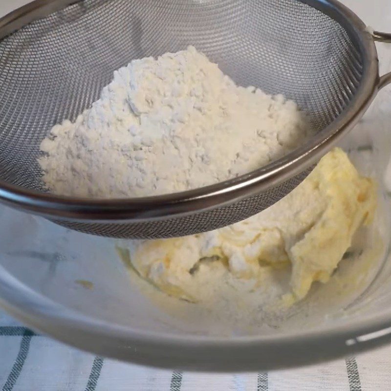 Step 2 Mix the Cake Batter Pumpkin-Shaped Cake