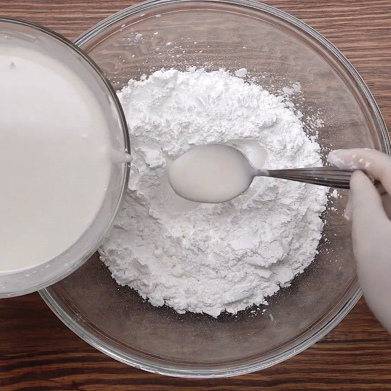 Step 1 Mix the cake flour for Bamboo Root Cake using pre-mixed flour