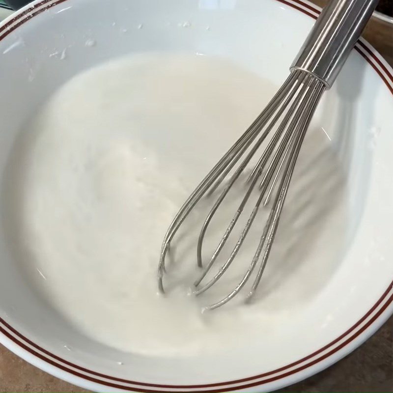 Step 1 Mix the dough for hot salty rice cake from glutinous rice flour