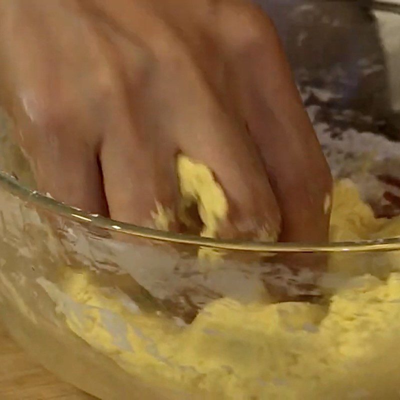 Step 2 Mix the cake dough for the jackfruit cake with coconut filling