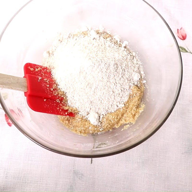 Step 1 Mix the cake dough Baked mooncake with oatmeal