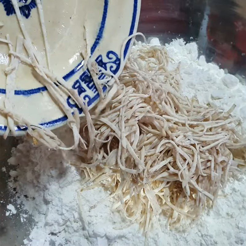 Step 4 Mix the dough for Bánh ít lá cẩm with taro