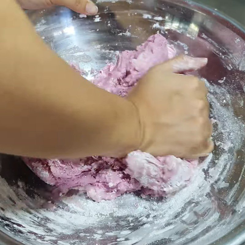 Step 4 Mix the dough for Bánh ít lá cẩm with taro