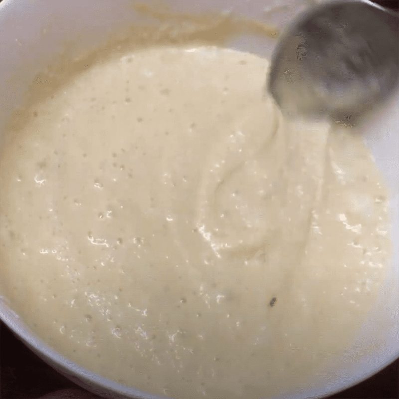 Step 5 Mix the cake batter with egg whites Pineapple sponge cake