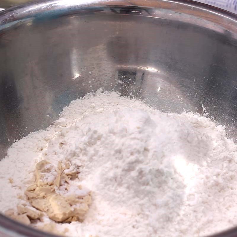Step 1 Mix the dough with yeast Taro dumplings without filling
