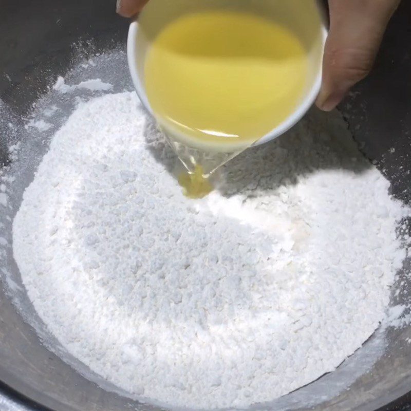 Step 2 Mixing the dough Grilled coconut filling cake in a non-stick pan