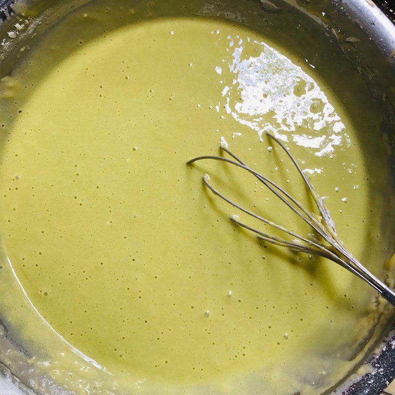 Step 3 Mixing the cake batter Pandan honeycomb cake (recipe shared by users)