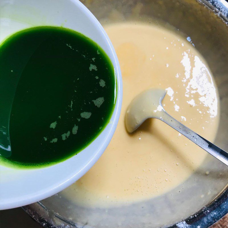 Step 3 Mixing the cake batter Pandan honeycomb cake (recipe shared by users)