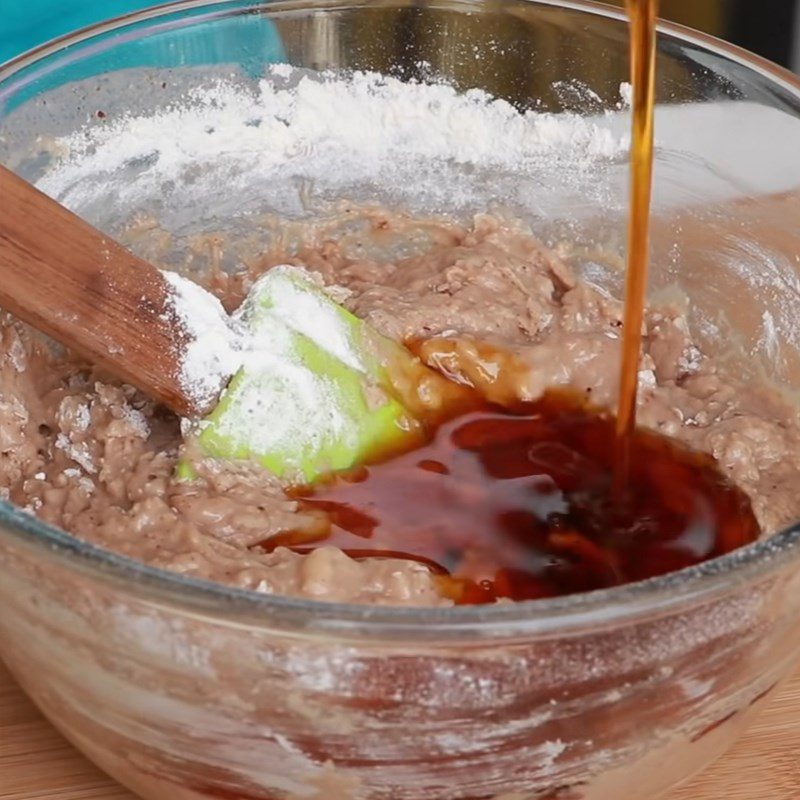 Step 3 Mix the cake batter for the Christmas fruit cake without alcohol