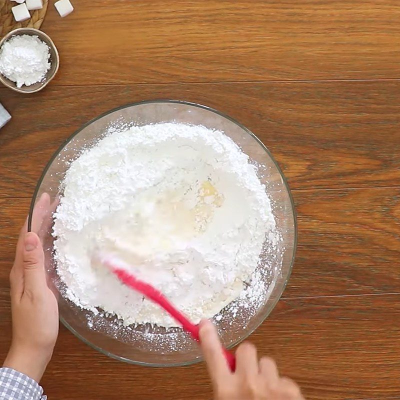 Step 2 Mix the dough mixture for Tai Yen cake