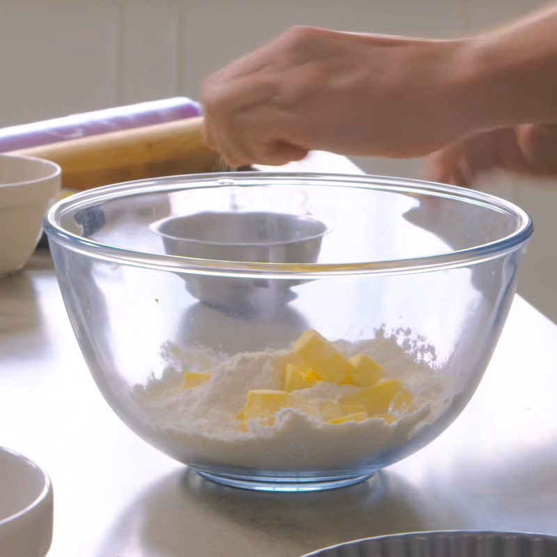 Step 1 Mix the dough for the Chocolate Pecan Pie crust