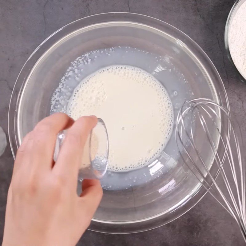 Step 1 Mix the dough for taro-filled doughnuts