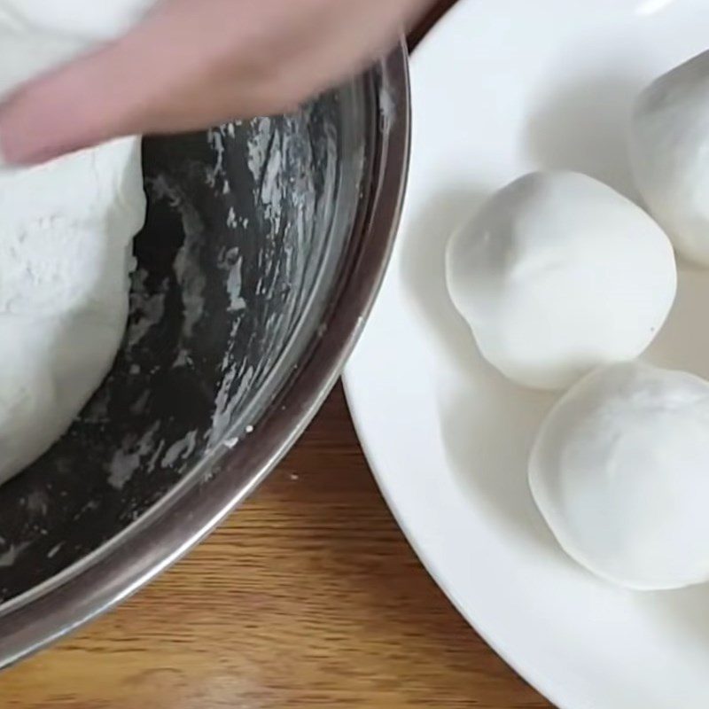 Step 3 Mixing sticky rice flour Sticky rice cake with mung bean filling