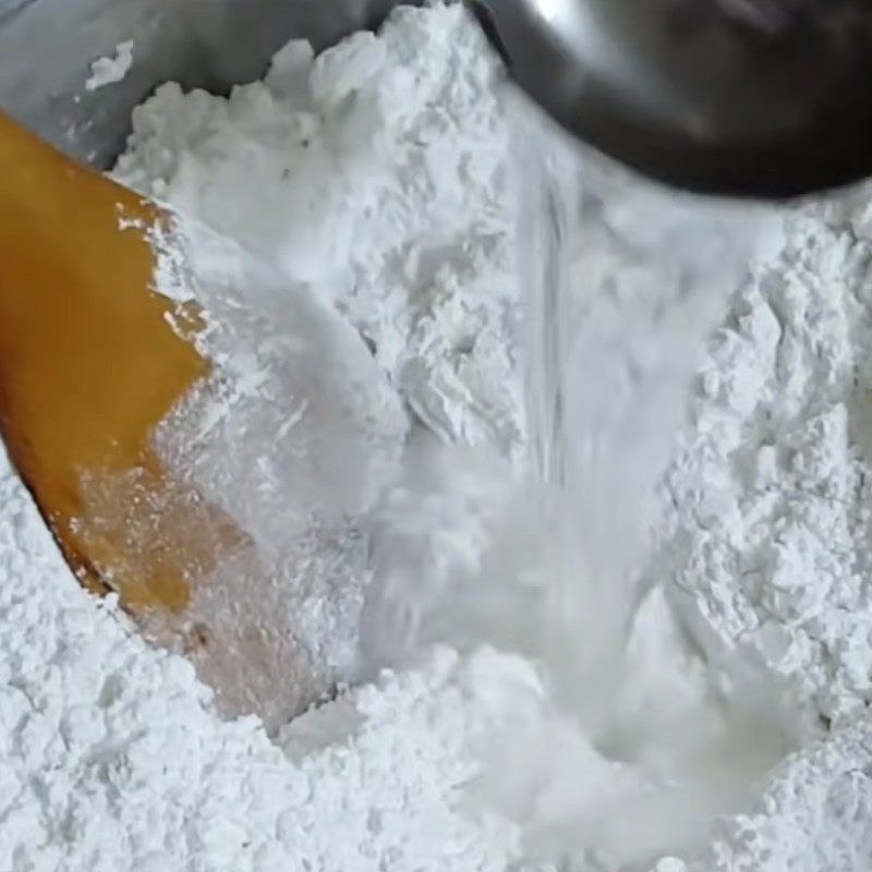 Step 3 Mixing sticky rice flour Sticky rice cake with mung bean filling