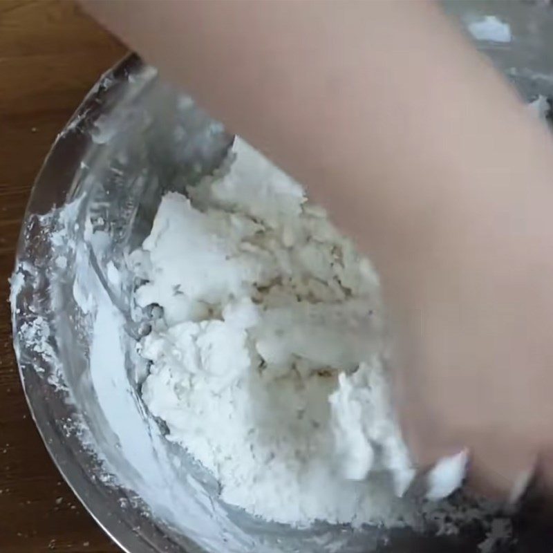 Step 3 Mixing sticky rice flour Sticky rice cake with mung bean filling