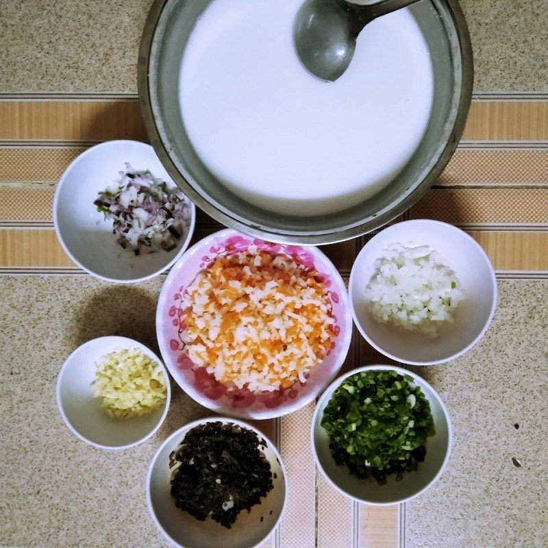 Step 3 Mix the batter and pour the pancakes for rice rolls made from flour and tapioca flour