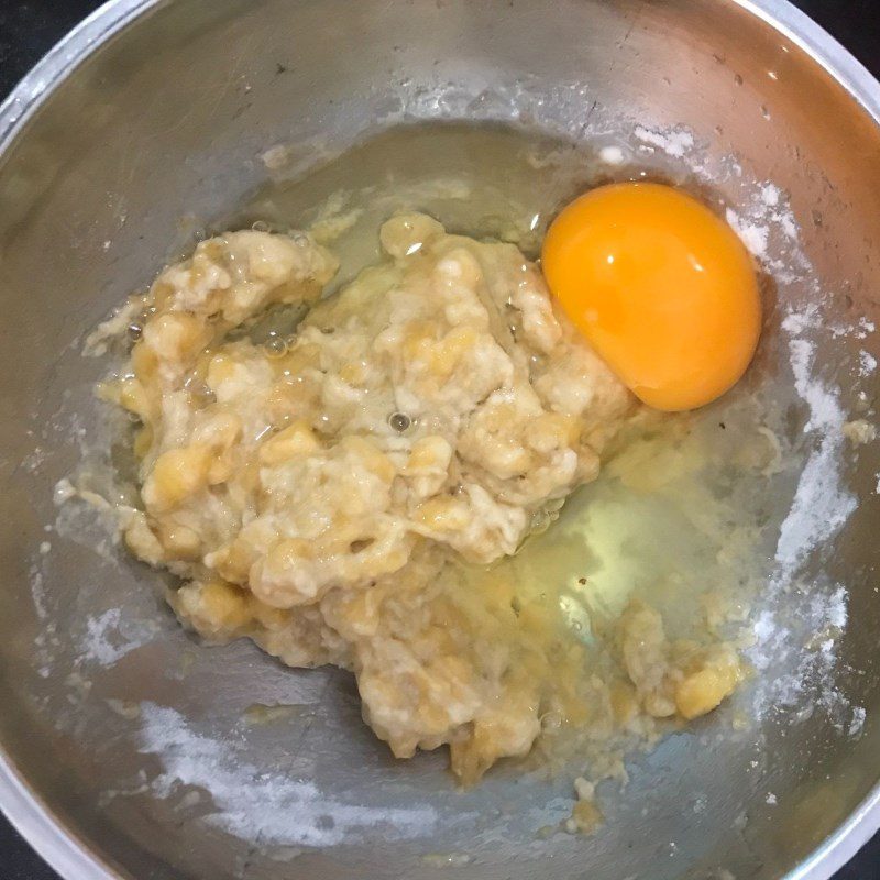 Step 1 Mix flour with banana Baked banana cake using all-purpose flour