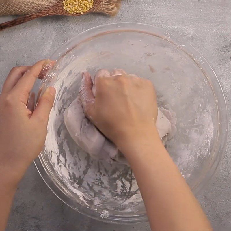 Step 4 Mixing flour with taro Sweet taro cake with mung bean filling