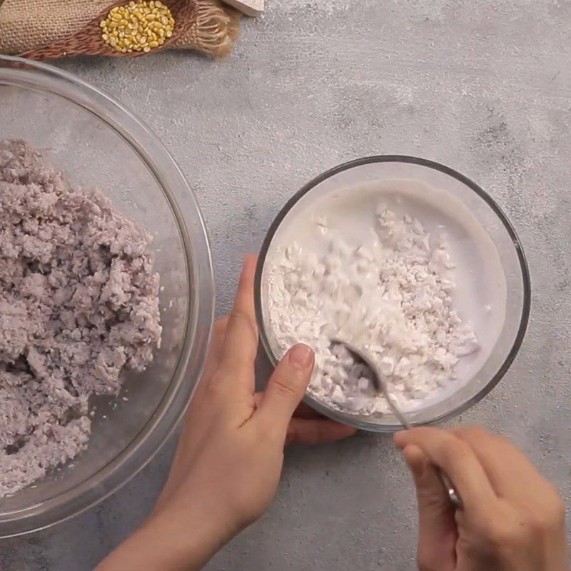 Step 4 Mixing flour with taro Sweet taro cake with mung bean filling