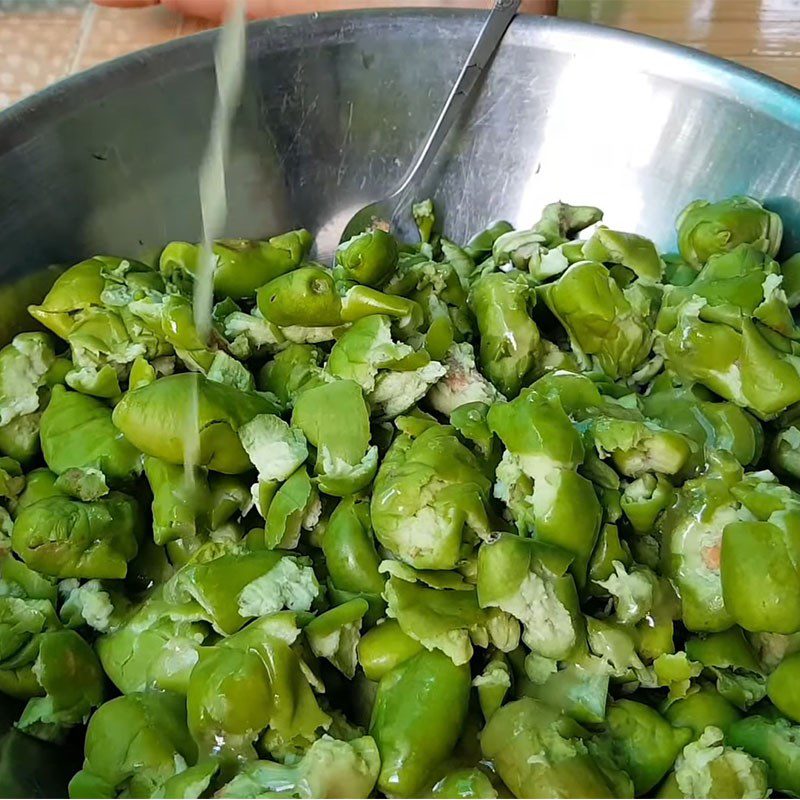 Step 4 Mixing green mango for salt and chili