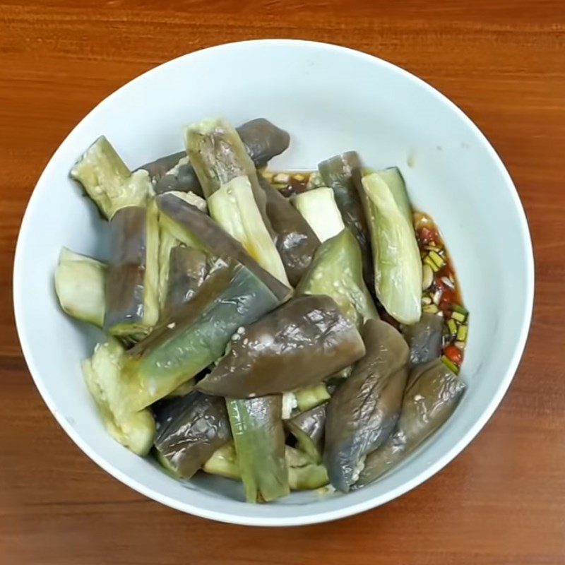 Step 4 Mix the eggplant Eggplant mixed with garlic and chili