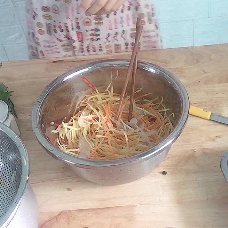 Step 3 Mix the ingredients for Papaya Jellyfish Salad