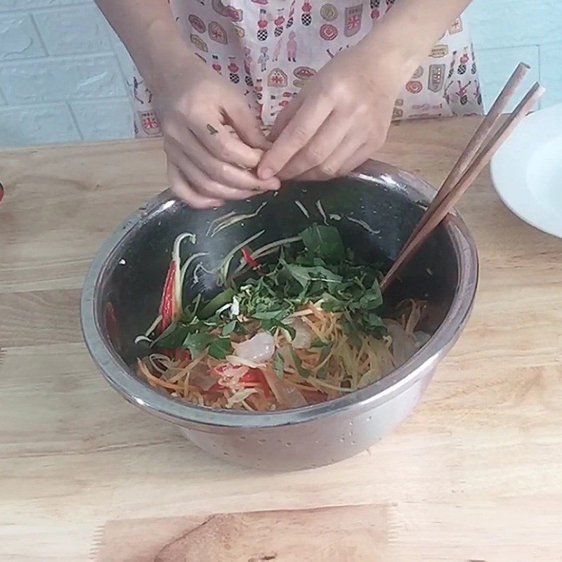 Step 3 Mix the ingredients for Papaya Jellyfish Salad