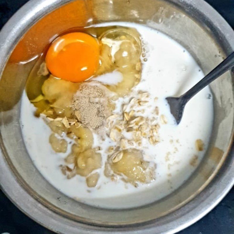 Step 1 Mix the ingredients for Banana Oatmeal Cake using an Air Fryer