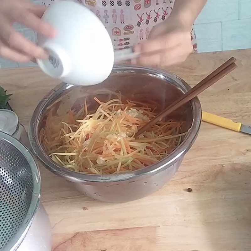 Step 3 Mix the ingredients for Papaya Jellyfish Salad