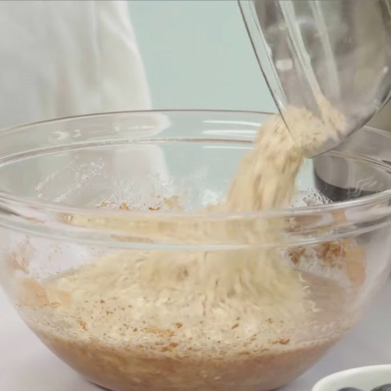 Step 2 Mix the ingredients and pour into molds for Yogurt Oatmeal Cake