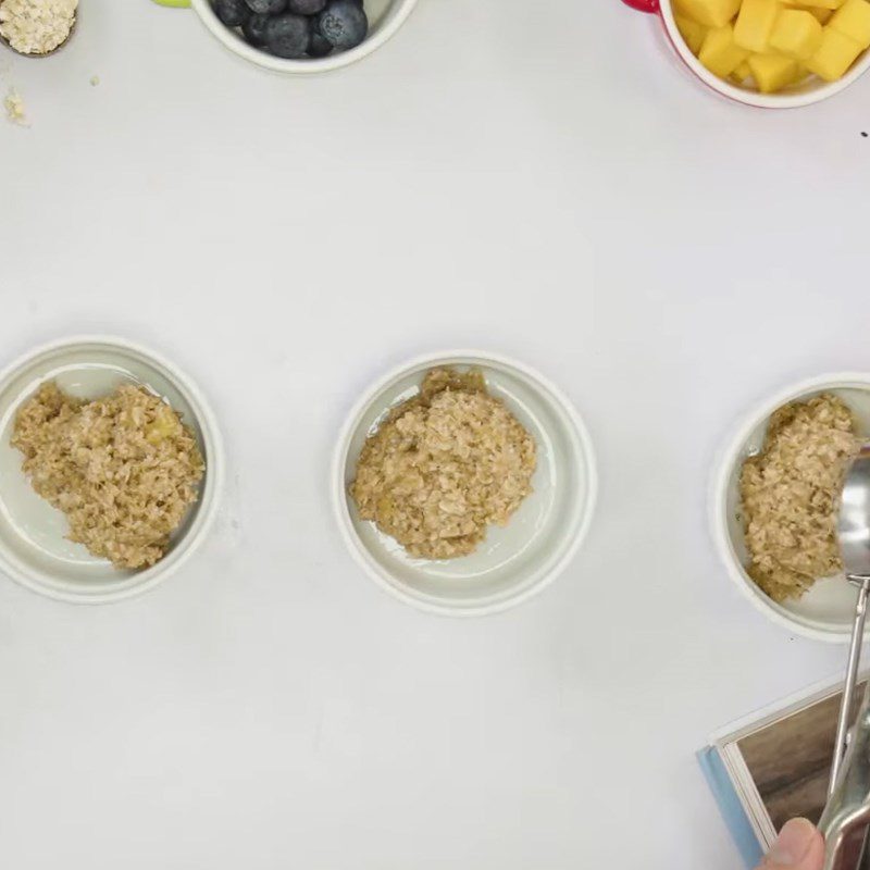 Step 2 Mix the ingredients and pour into the yogurt oatmeal cake mold