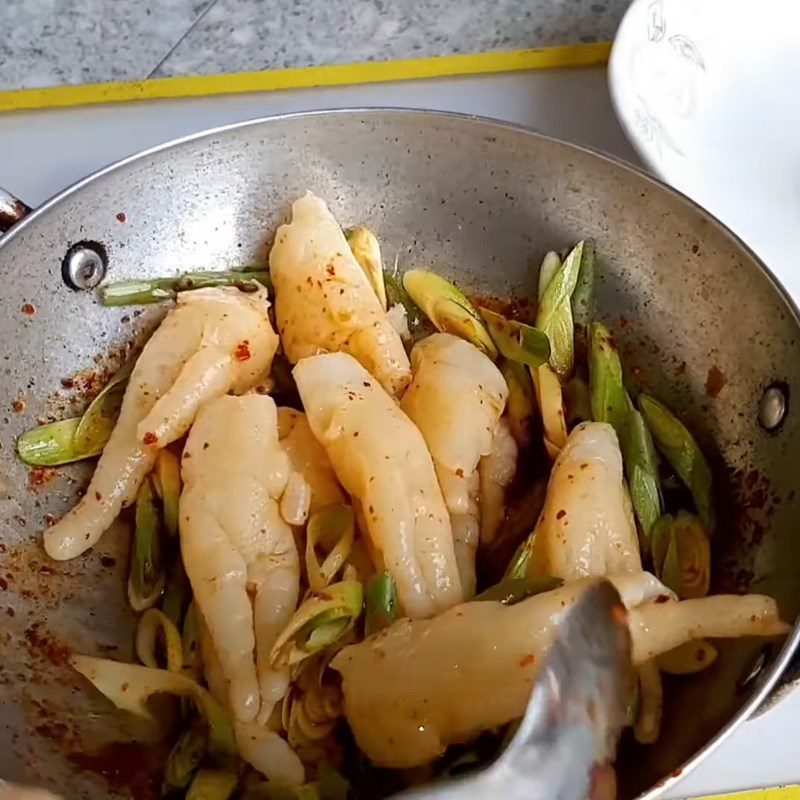 Step 3 Mix the chicken feet for vegetarian chicken feet soaked in lemongrass and calamansi