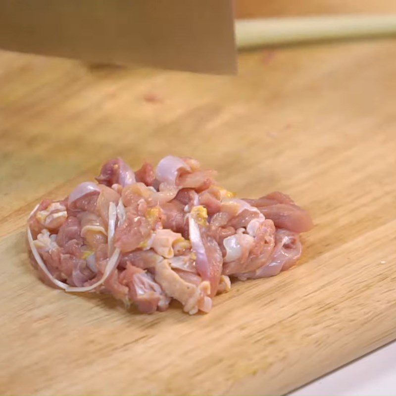 Step 3 Mixing rice and preparing chicken Fried heart-shaped rice