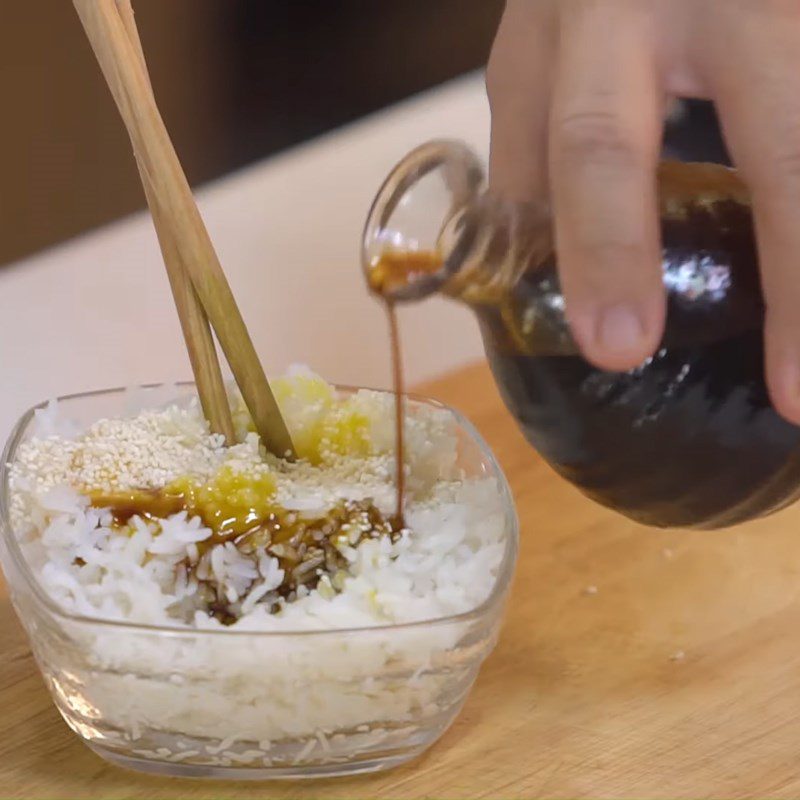 Step 3 Mixing rice and preparing chicken Fried heart-shaped rice