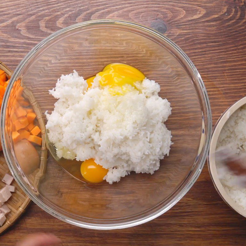 Step 3 Mixing rice with eggs Yangzhou Fried Rice