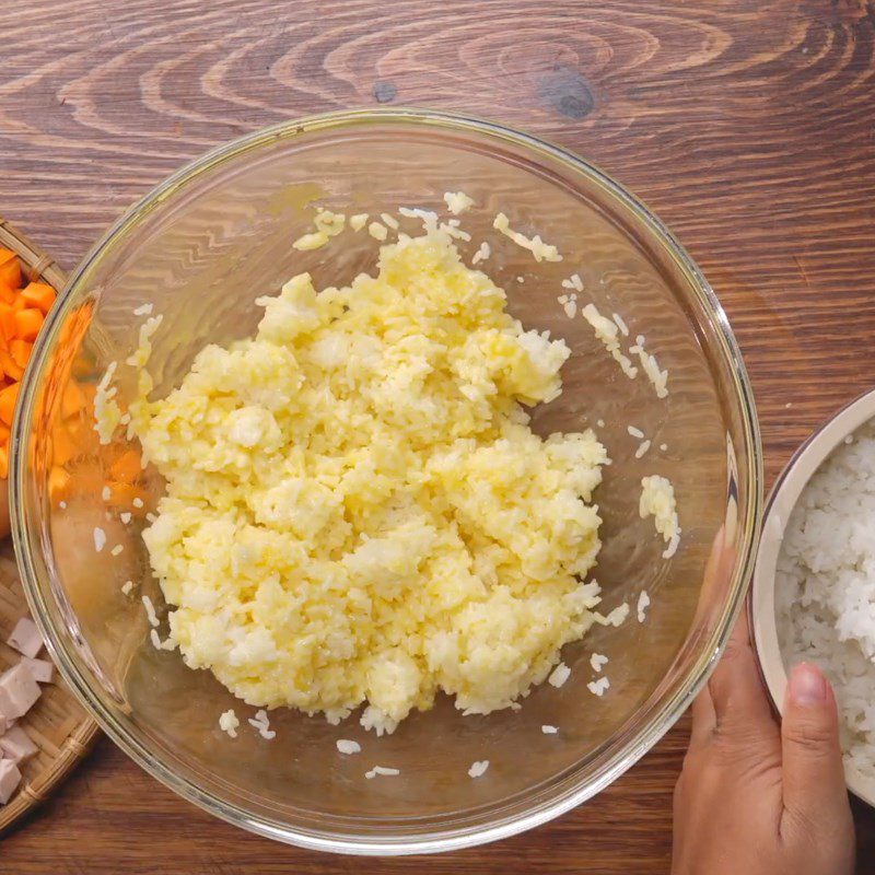 Step 3 Mixing rice with eggs Yangzhou Fried Rice