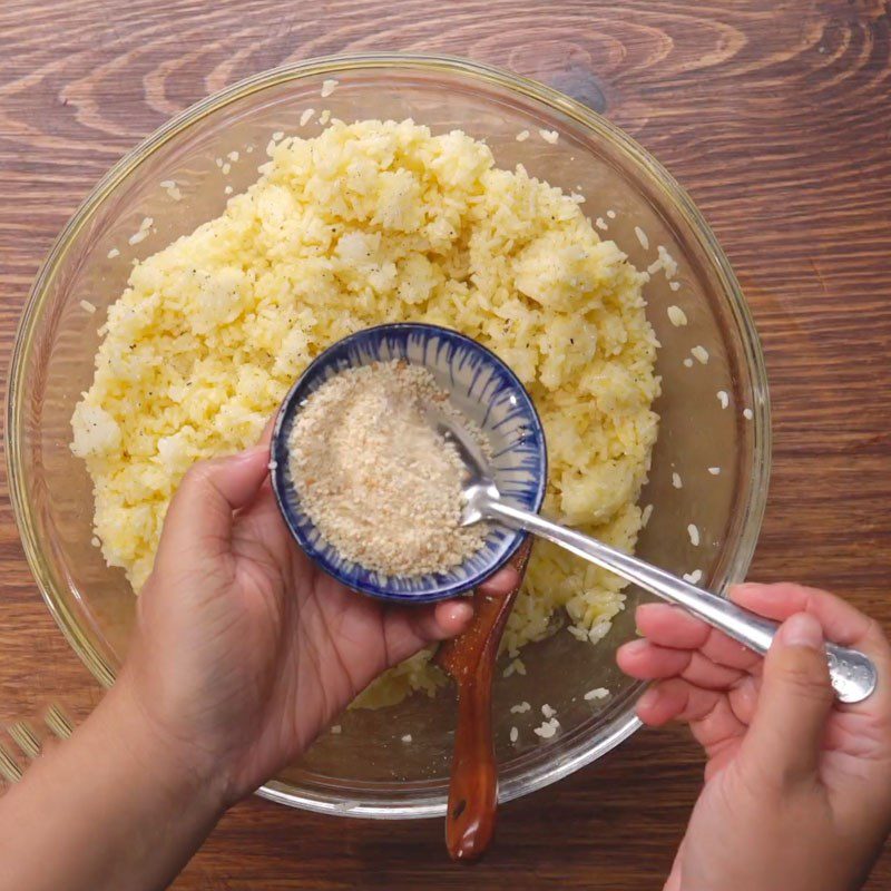 Step 3 Mixing rice with eggs Yangzhou Fried Rice