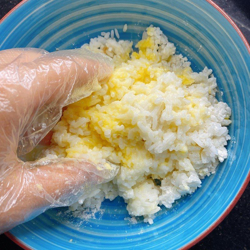 Step 1 Mix the rice Crispy Rice with Pork Floss and Onion Oil