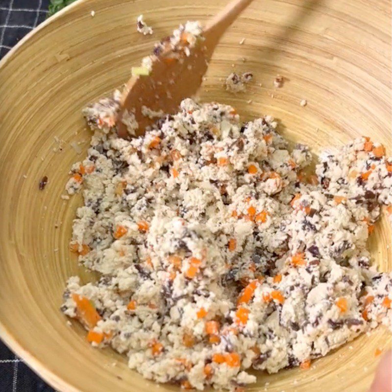 Step 2 Mix tofu with carrots, wood ear mushrooms Vegetarian cabbage rolls with tofu