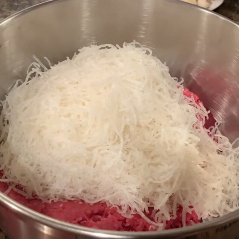 Step 3 Mixing spices for sour beef rolls from beef pieces