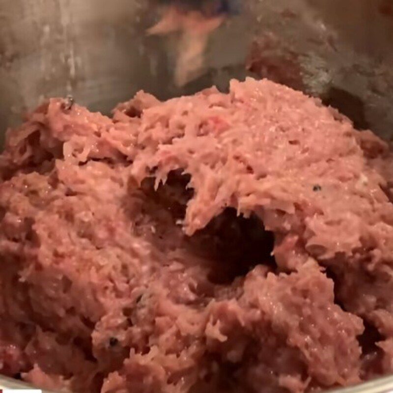 Step 3 Mixing spices for sour beef rolls from beef pieces