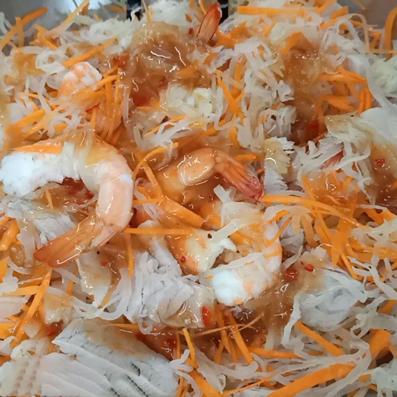 Step 5 Mixing salad Kohlrabi carrot shrimp meat salad