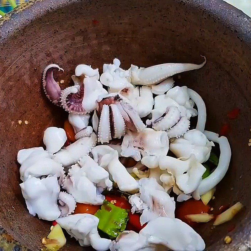 Step 4 Mix the Thai style octopus salad with Thai sauce