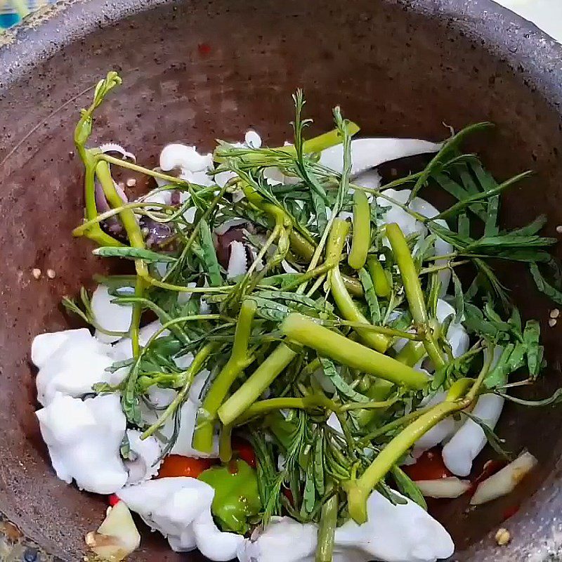 Step 4 Mix the Thai style octopus salad with Thai sauce