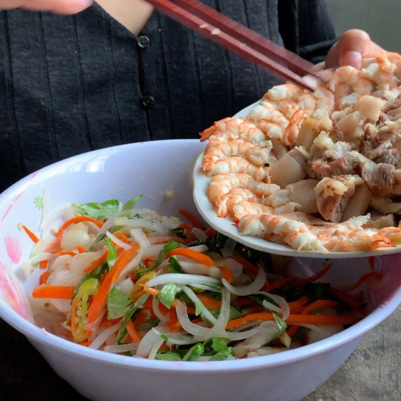 Step 5 Mixing the salad Young mangosteen salad with shrimp and meat